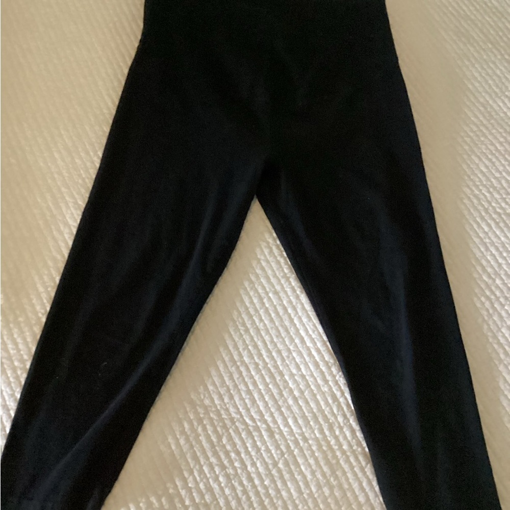 Old Navy 4 way stretch maternity black capri leggings-SZ L
Waist 15”
Inseam 19”